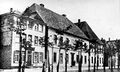 Marktplatz (Nordseite) um 1895: Adler-Apotheke - KDK-Gebäude, von 1820-1894 Oberlandesgericht - Paketpost, vorher Gasthaus "Stadt London"