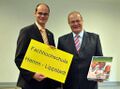 Bürgermeister Christof Sommer aus Lippstadt zusammen mit Thomas Hunsteger-Petermann nach der Bekanntgabe des Standortes für die Hochschule Hamm–Lippstadt