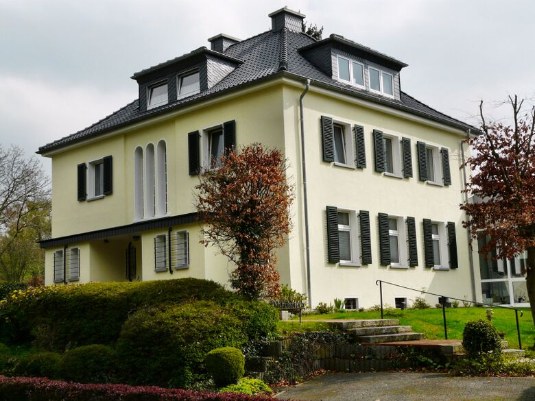 nordwestliche Hausecke mit Eingangsseite und Zugang zur Straßenseite An der Windmühle