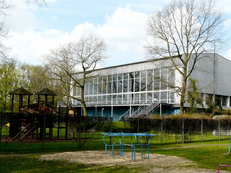 Blick auf die Schwimmhalle und den Außenbereich
