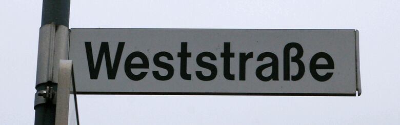 Straßenschild Weststraße