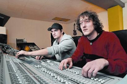(ehemaliger) Studiobetreiber Kris McDougall (links) und Inhaber Sascha Walendy hinter ihrem neuen Mischpult