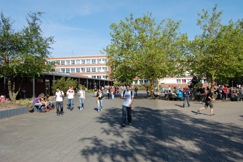 Datei:Galilei-Gymnasium Pause.jpg