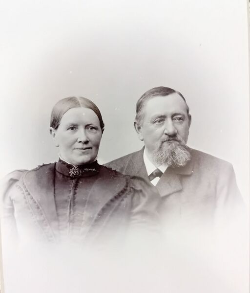 Datei:1900c Ehepaar Friedrich Osthoff Renningholtz.jpg