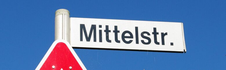 Straßenschild Mittelstraße