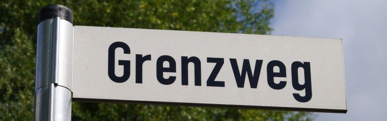 Straßenschild Grenzweg