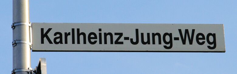 Straßenschild Karlheinz-Jung-Weg