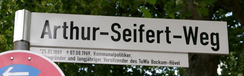 Straßenschild Arthur-Seifert-Weg