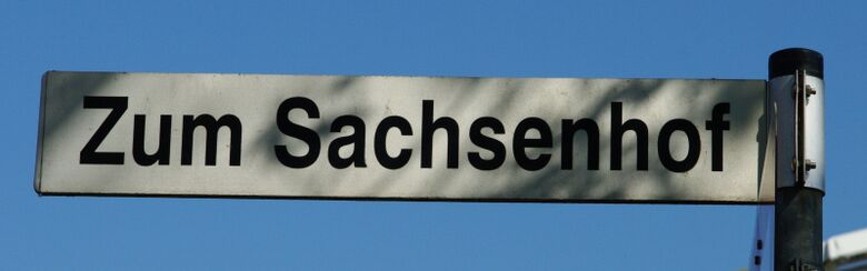 Straßenschild Zum Sachsenhof
