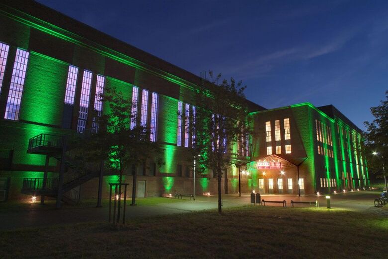 Alfred-Fischer-Halle bei Nacht