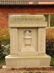 Freidenker-Gedenkstein Friedhof Dasbeck.jpg