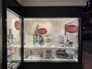Zertrümmertes Schaufenster von Liebehenschel Juweliere – mit Stickern „explosive Angebote“