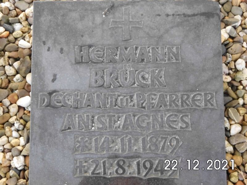 Datei:Grabstätte Hermann Brück 14-11-1879 - 21-08-1949 - Dechant und Pfarrer an St. Agnes.jpg