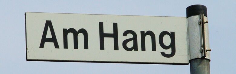 Straßenschild Am Hang