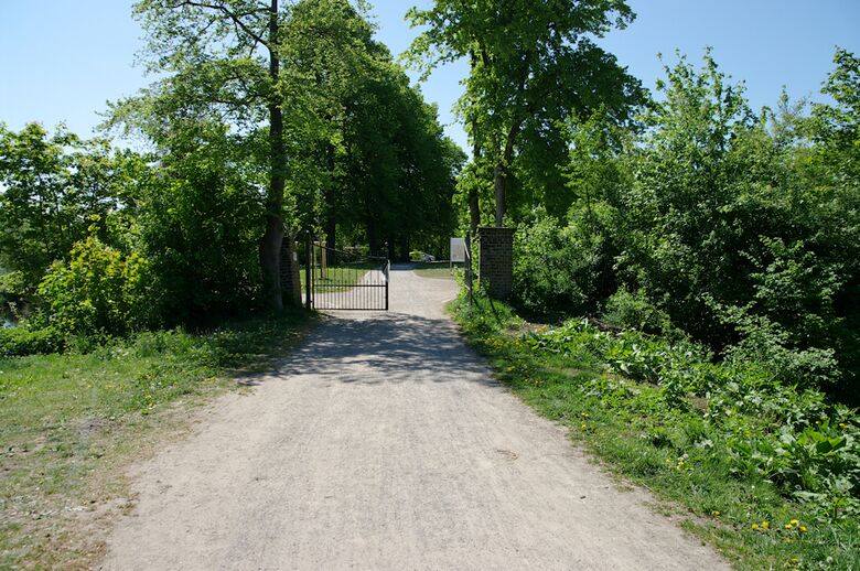 Weg-UE-c01 von der Straße-UE01 aus Richtung Burghügel Mark