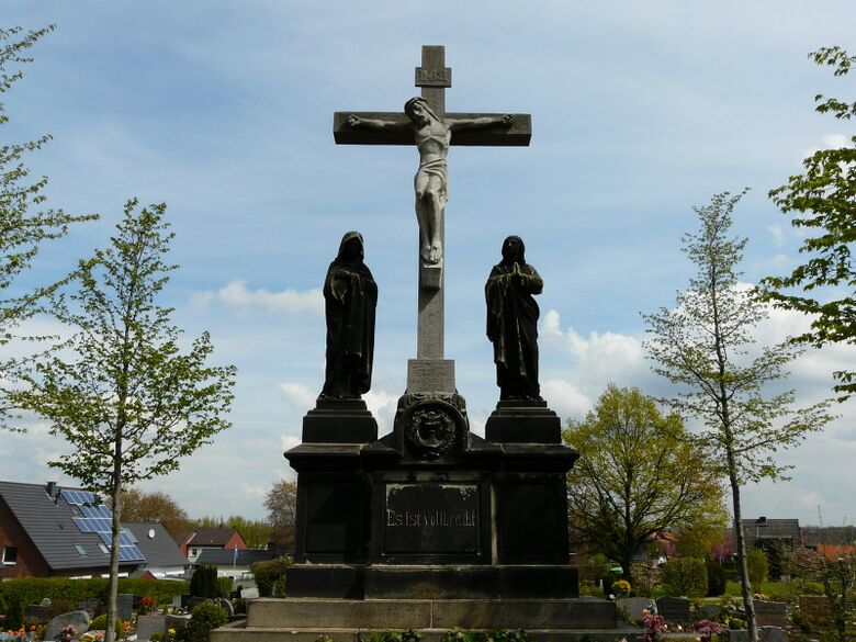 Baudenkmal Hochkreuzanlge Kommunaler Friedhof Hövel (April 2012)