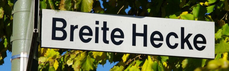 Straßenschild Breite Hecke