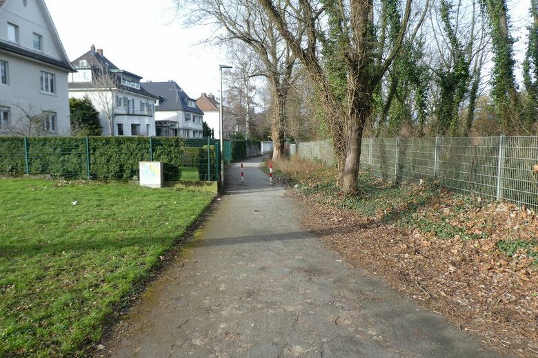 Weg-HM-c13 von der Arnold-Freymuth-Straße aus