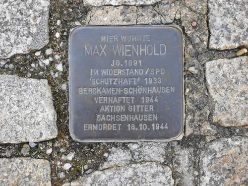 Stolperstein Wilhelm-Busch-Straße Max Wienhold.jpg