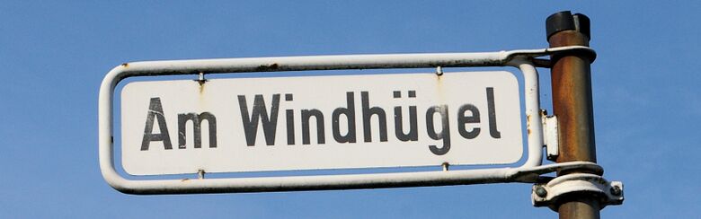 Straßenschild Am Windhügel