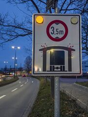 Leuchtende Warntafel über die Durchfahrtshöhe an der Eisenbahnunterführung zur Abendstunde
