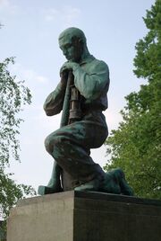 Denkmal als Statue eines Bergmanns auf dem Friedhof Hövel