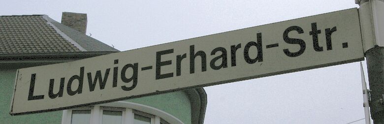 Straßenschild Ludwig-Erhard-Straße