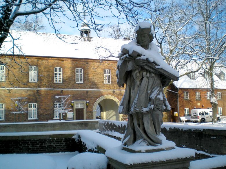 Der Brückenheilige Nepomuk im Winter 2010