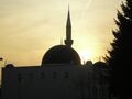 die Yunus Emre Moschee im Sonnenuntergang